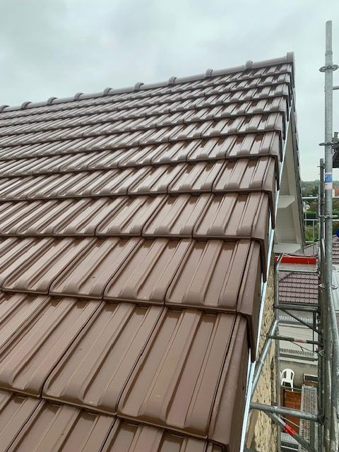 Installation des nouvelles tuiles sur le toit