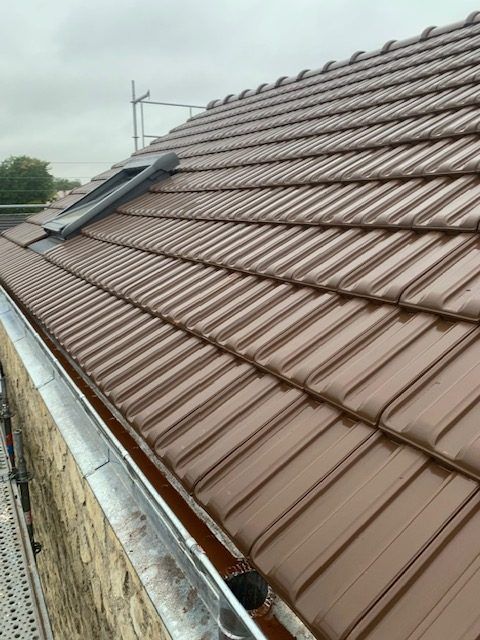 Pose des nouvelles tuiles sur la toiture