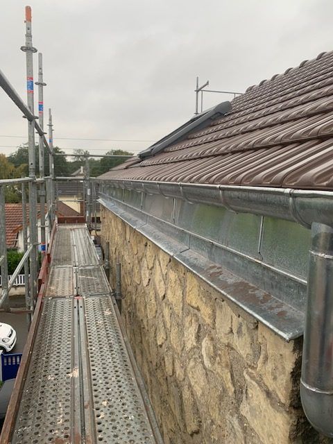 Installation d'une gouttière en zinc