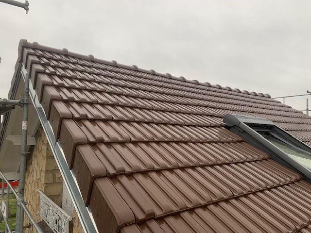 Tuiles posées sur un toit un peu pentu