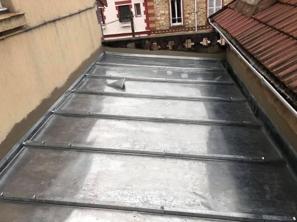 Petite toiture plate en zinc