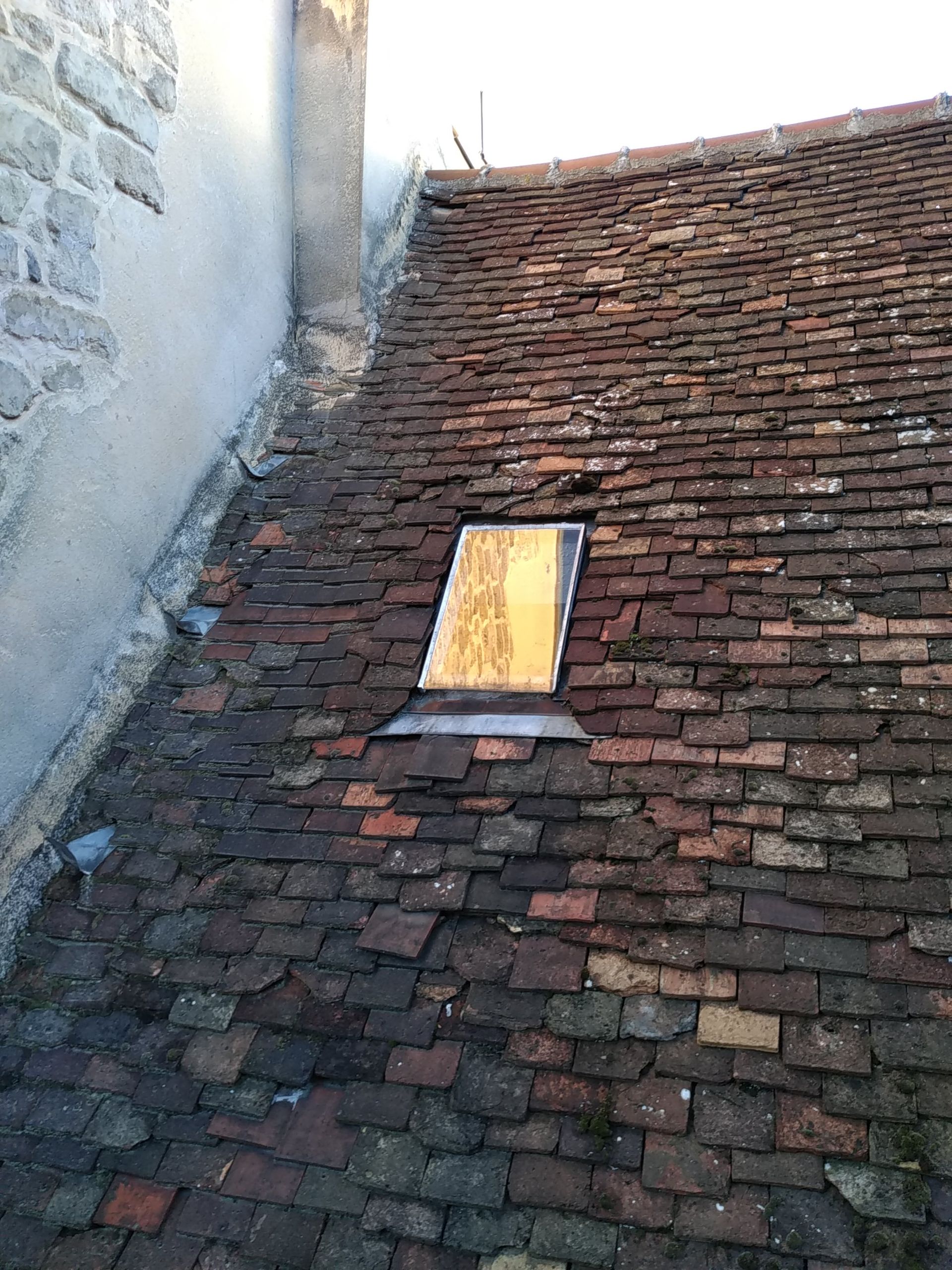 Vieille toiture avec fenêtre de toit