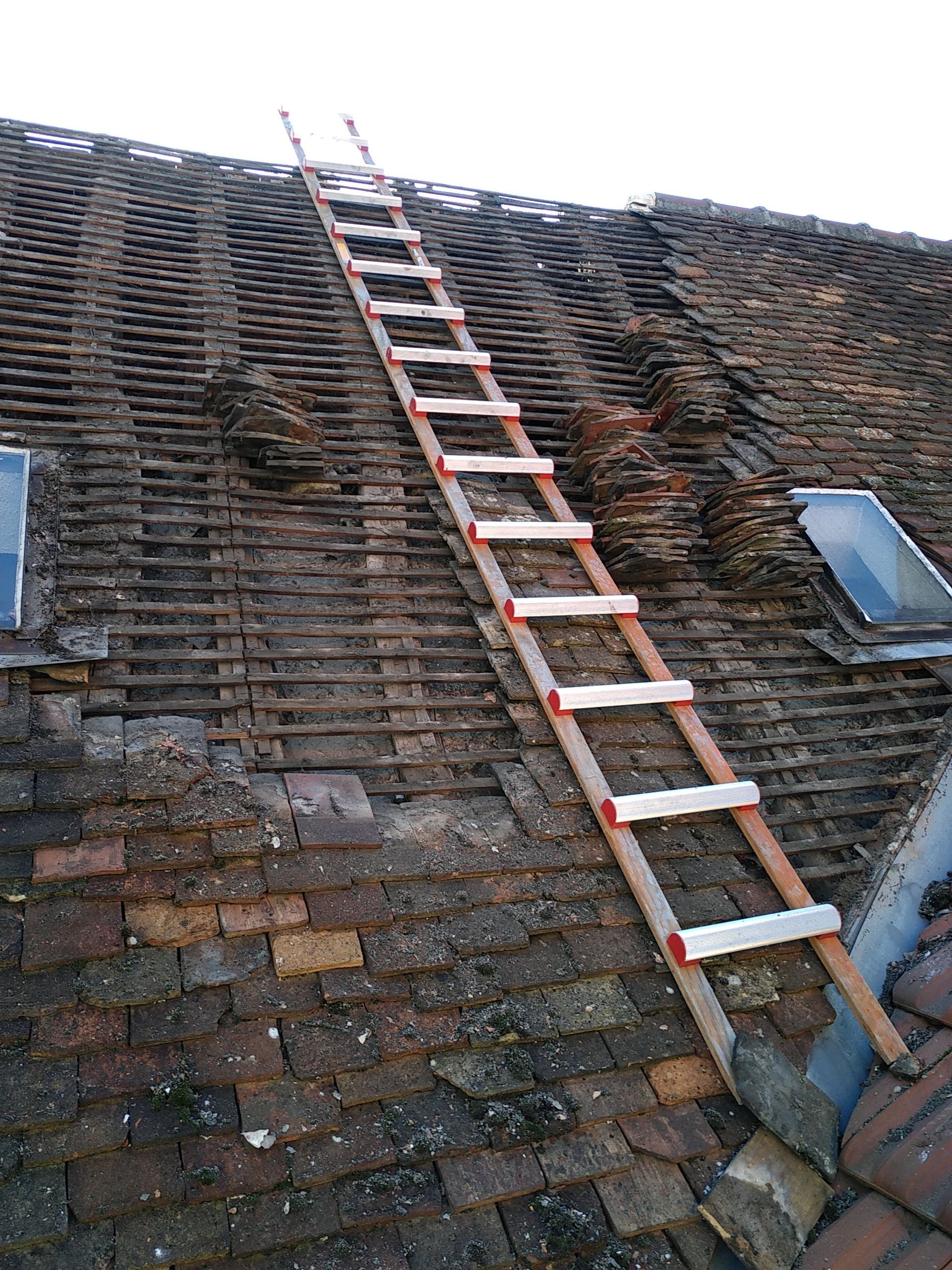 Intervention sur une toiture endommagée
