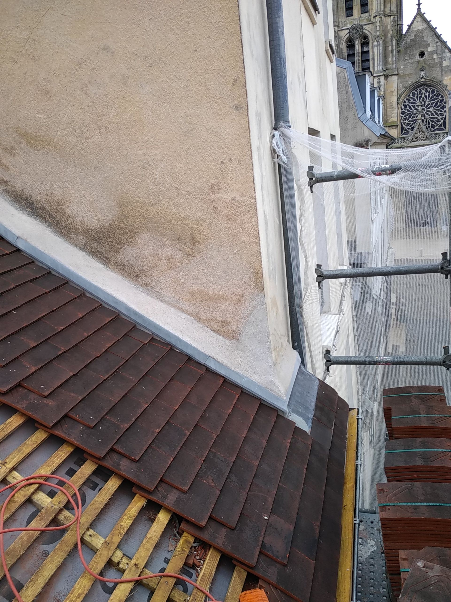 Toiture aux tuiles plates en cours de réfection