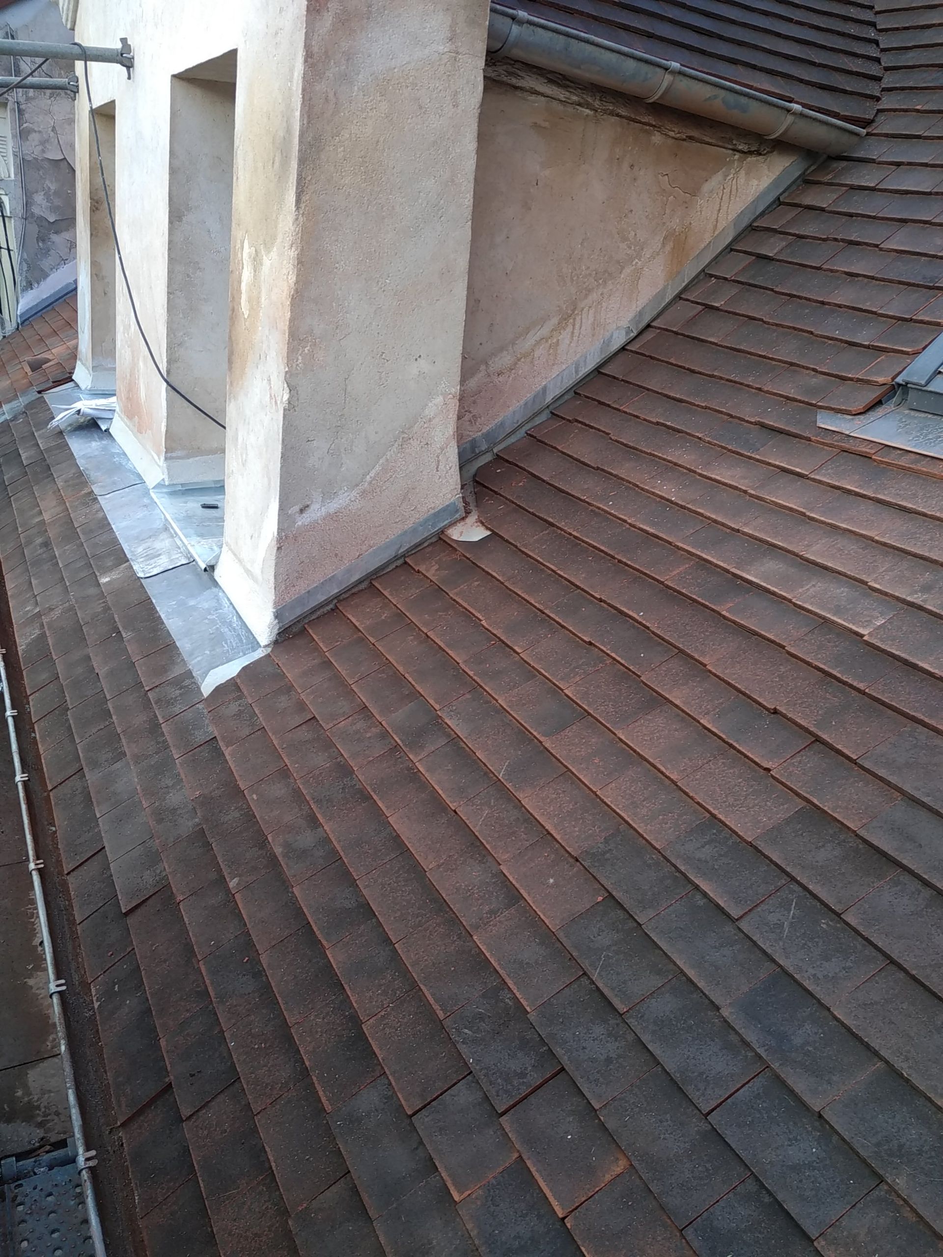 Toiture en tuiles plates rénovée