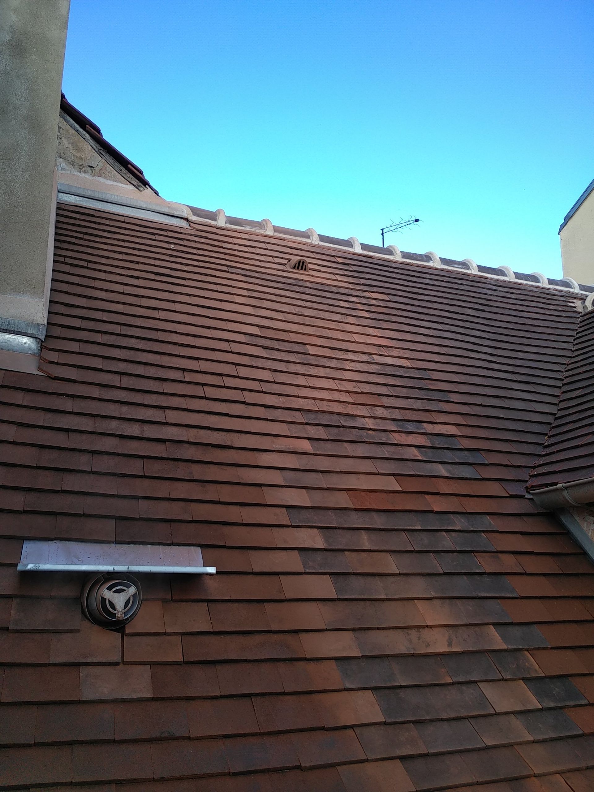 Toiture en tuiles plates entièrement rénovée