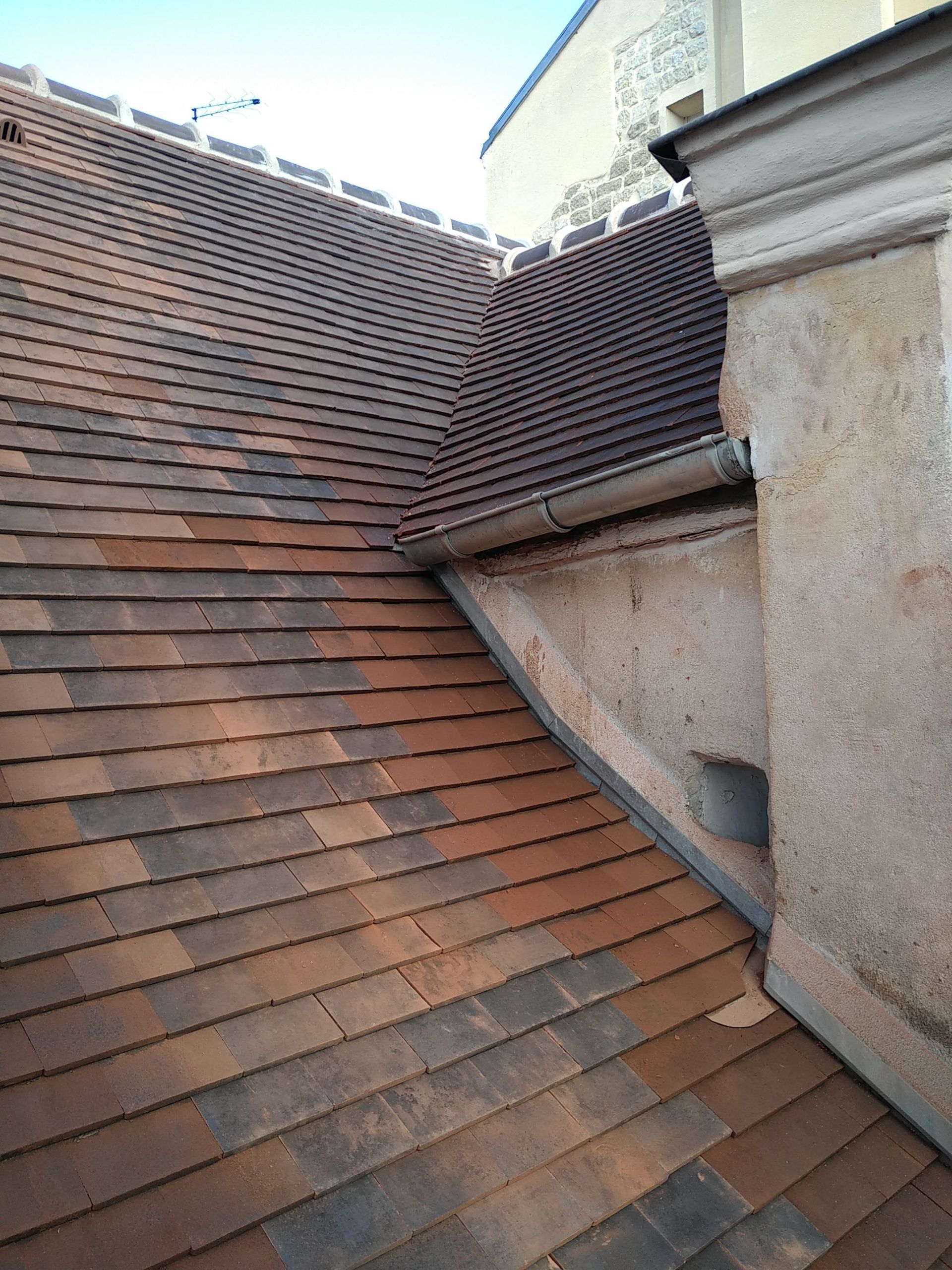 Toiture en tuiles plates rénovée avec jonction étanche