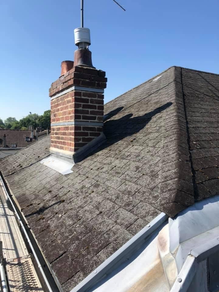 Vue sur l'ancien toit de maison avec cheminée