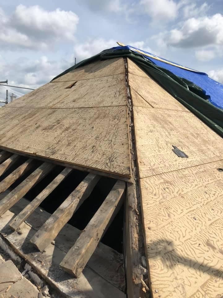 Enlèvement de l'ancienne couverture sur le toit de la maison