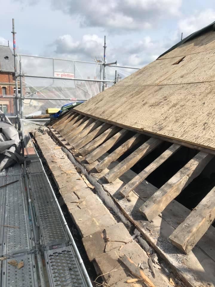 Enlèvement des planches de la toiture