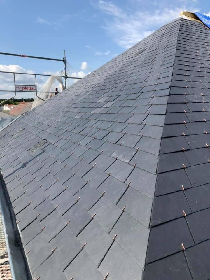 Vue de l'angle du toit rénové en ardoise