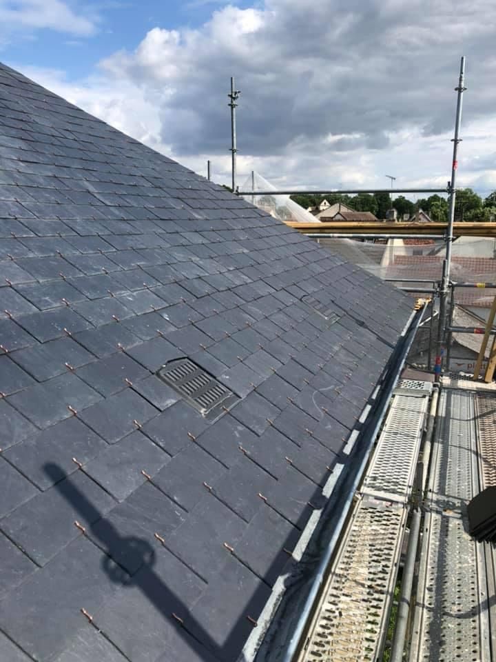 Rénovation complète du toit de la maison en ardoises