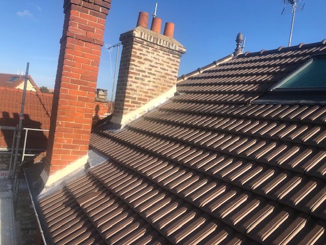 Toiture en tuiles rénovée avec cheminées étanchéifiées