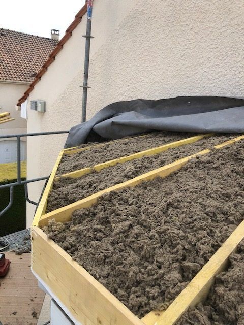 Installation d'un nouvel isolant dans la petite toiture