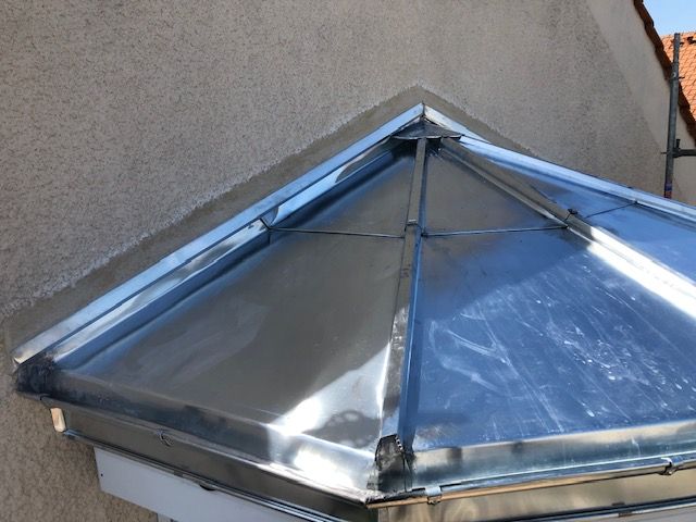 Pose de la petite toiture en zinc