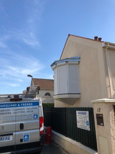 Vue de loin de la petite toiture