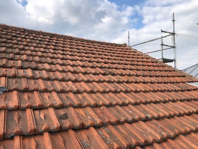 Grande toiture en tuiles non nettoyée