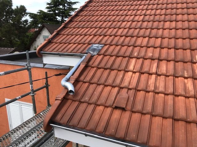 Belles tuiles posées sur une nouvelle toiture