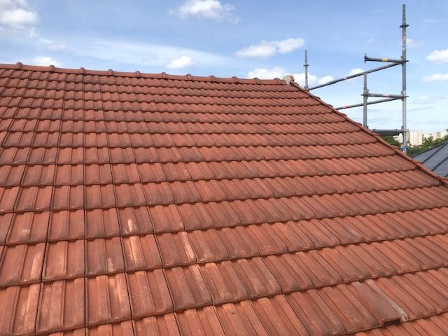 Nouvelles tuiles posées sur une toiture de maison