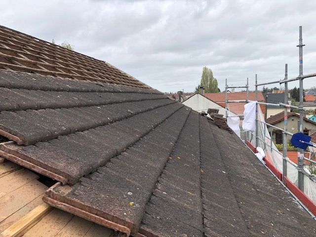 Très vieille toiture sale