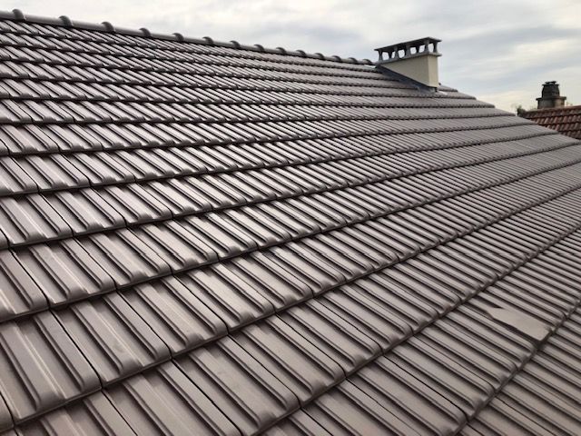 Belles tuiles sombres posées sur un toit