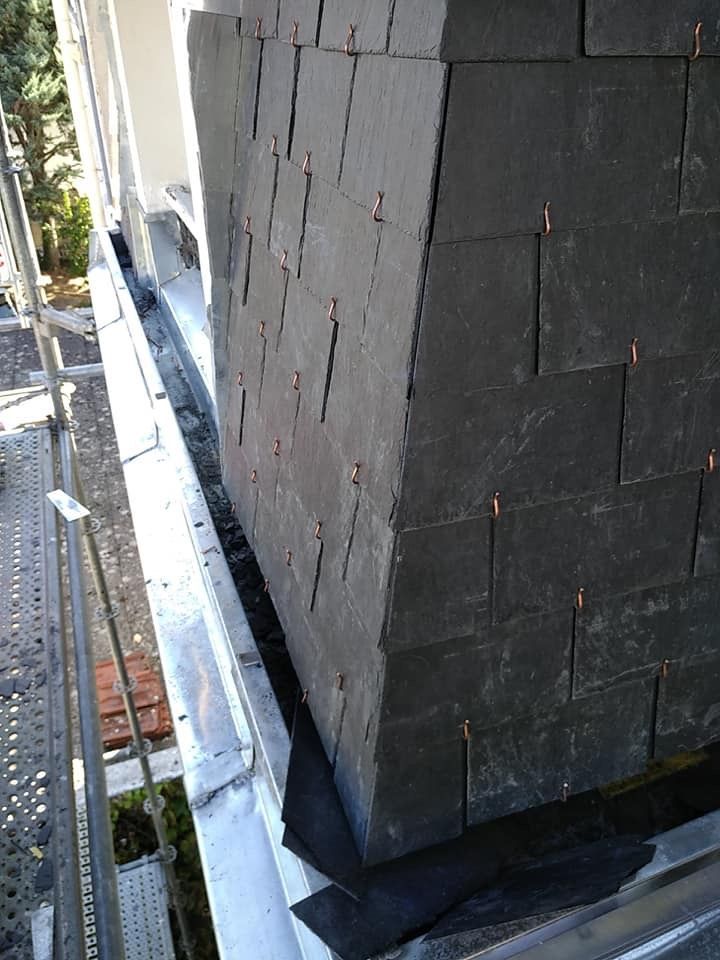 Bord en zind et ardoises sur mur de façade