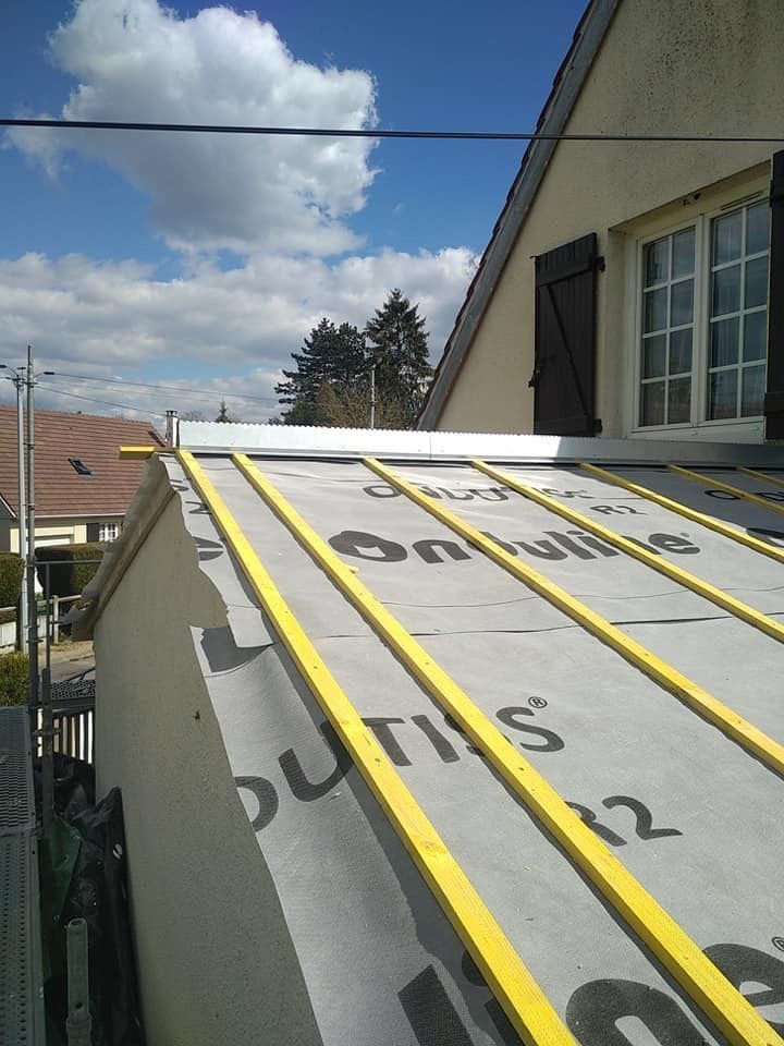 Pose d'un écran de sous-toiture gris