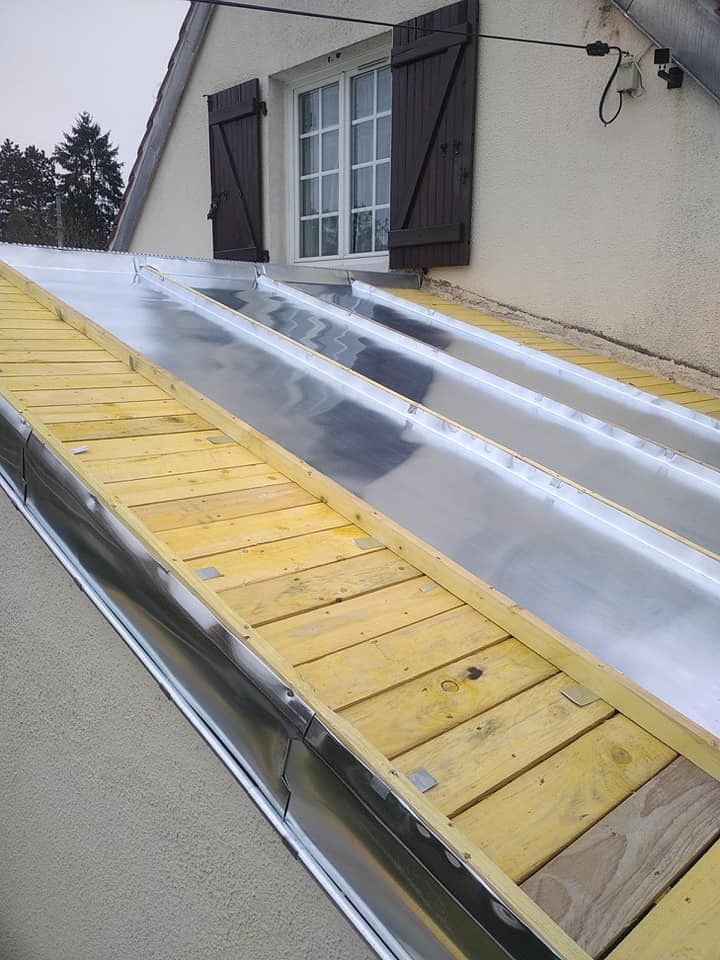 Début de la pose de la toiture en zinc