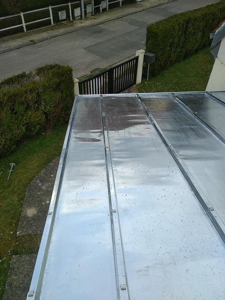 Plaques de zinc posées sur une toiture