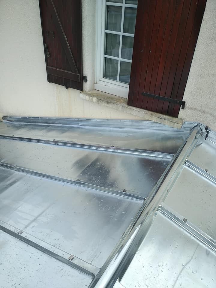 Petite toiture en zinc sur un petit bâtiment