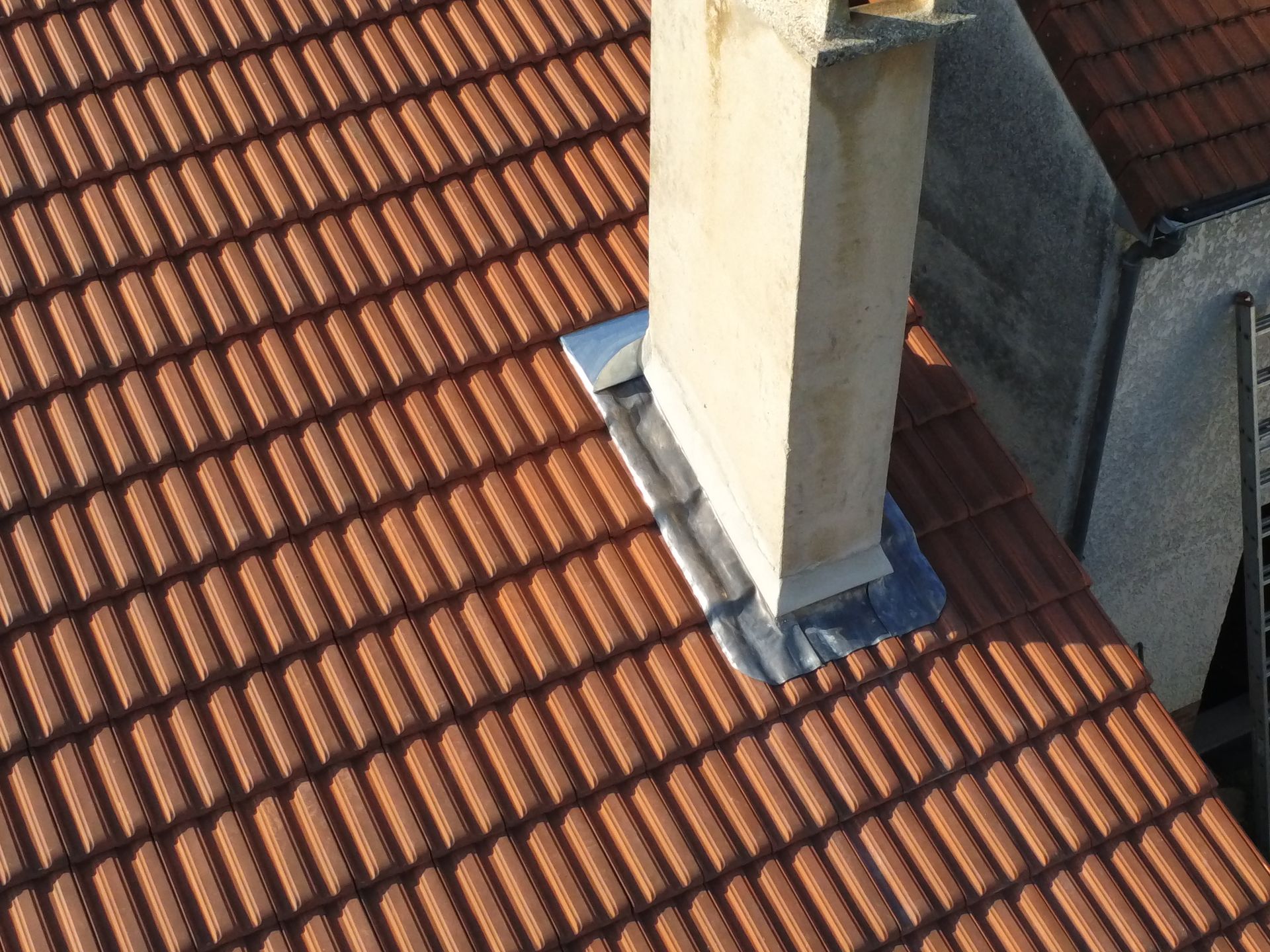 Toit en tuile avec cheminée étanchéifiée