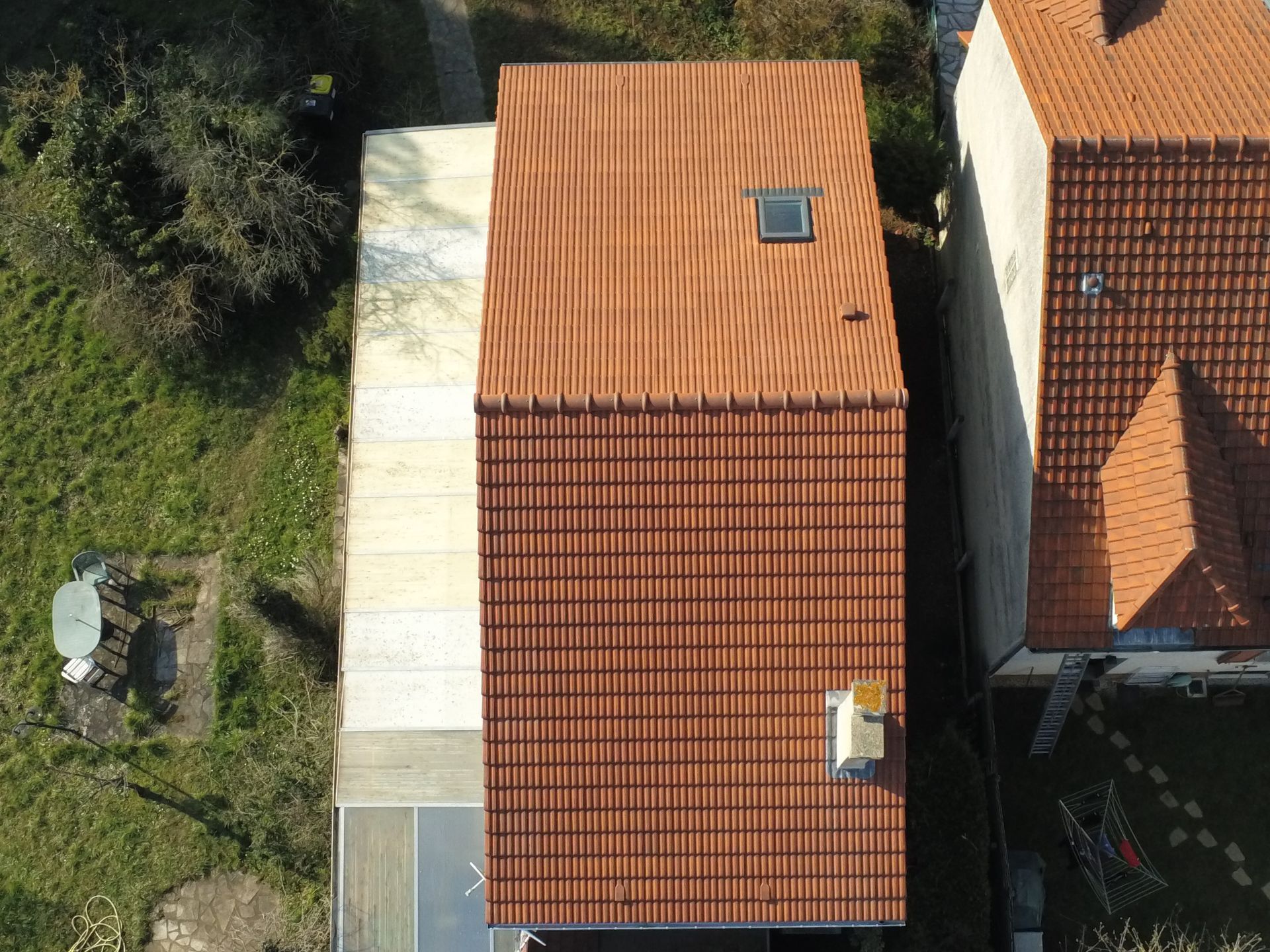 Maison en tuiles avec façade claire