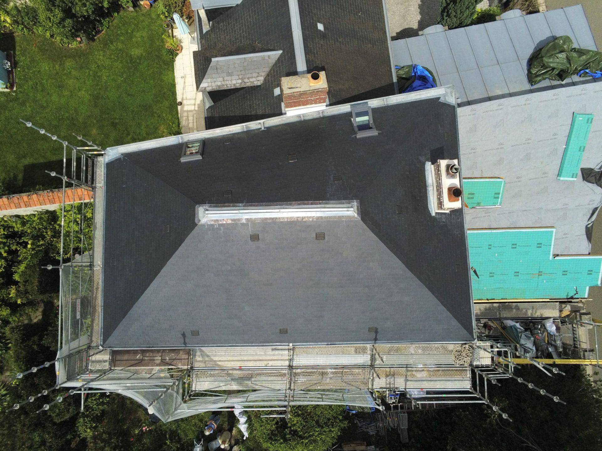 Vue de dessus du toit en ardoises rénové