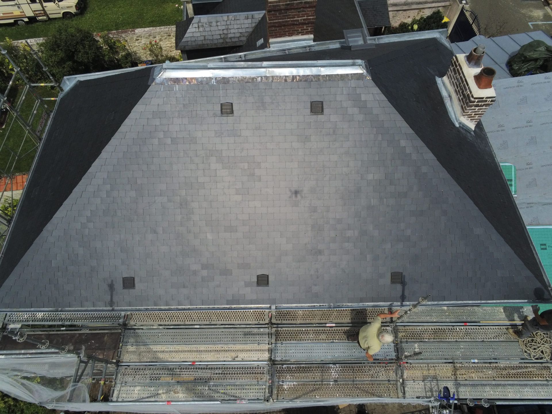 Grand toit de maison rénové en ardoises