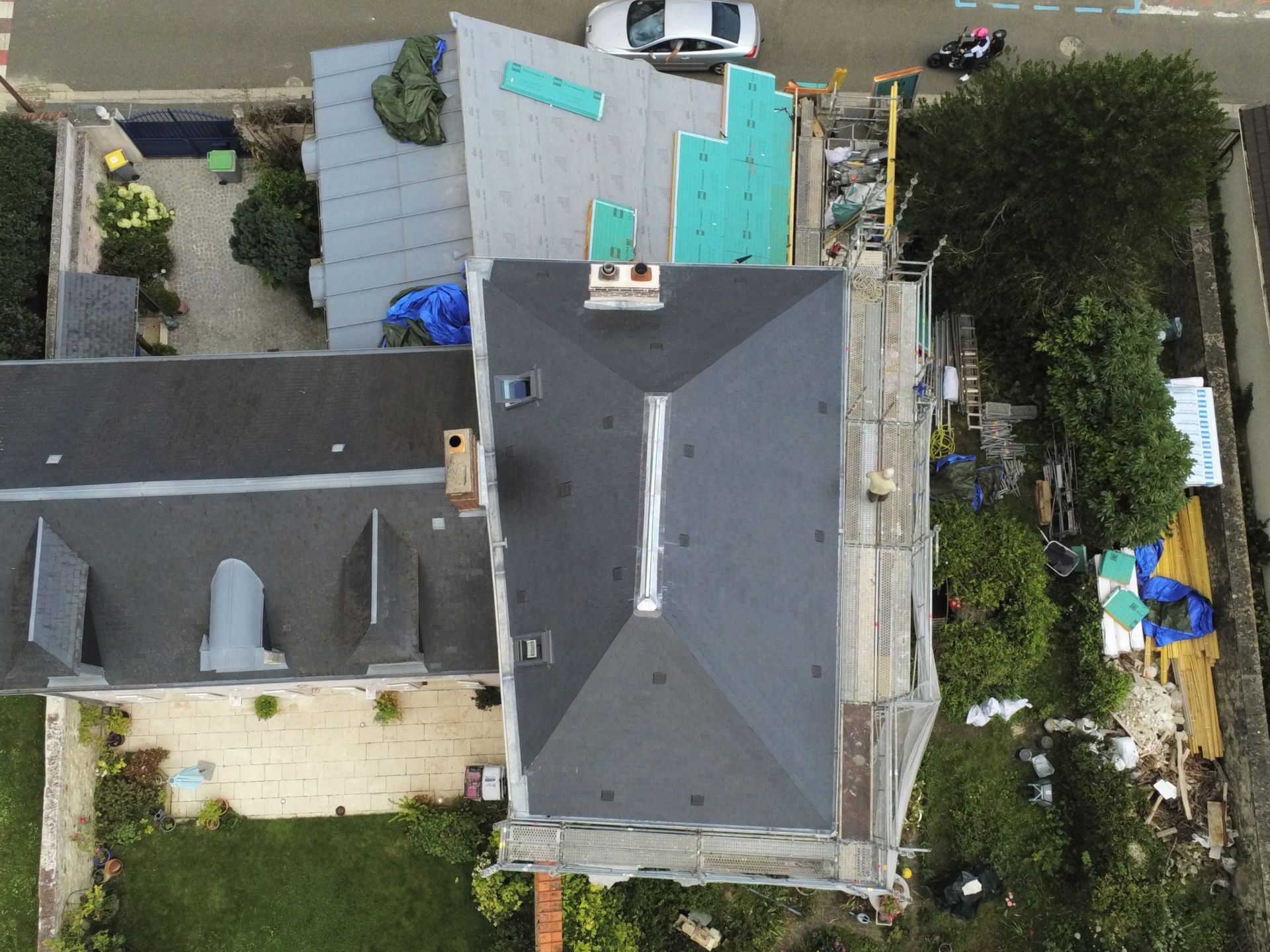 Rénovation en ardoise d'un toit de manoir