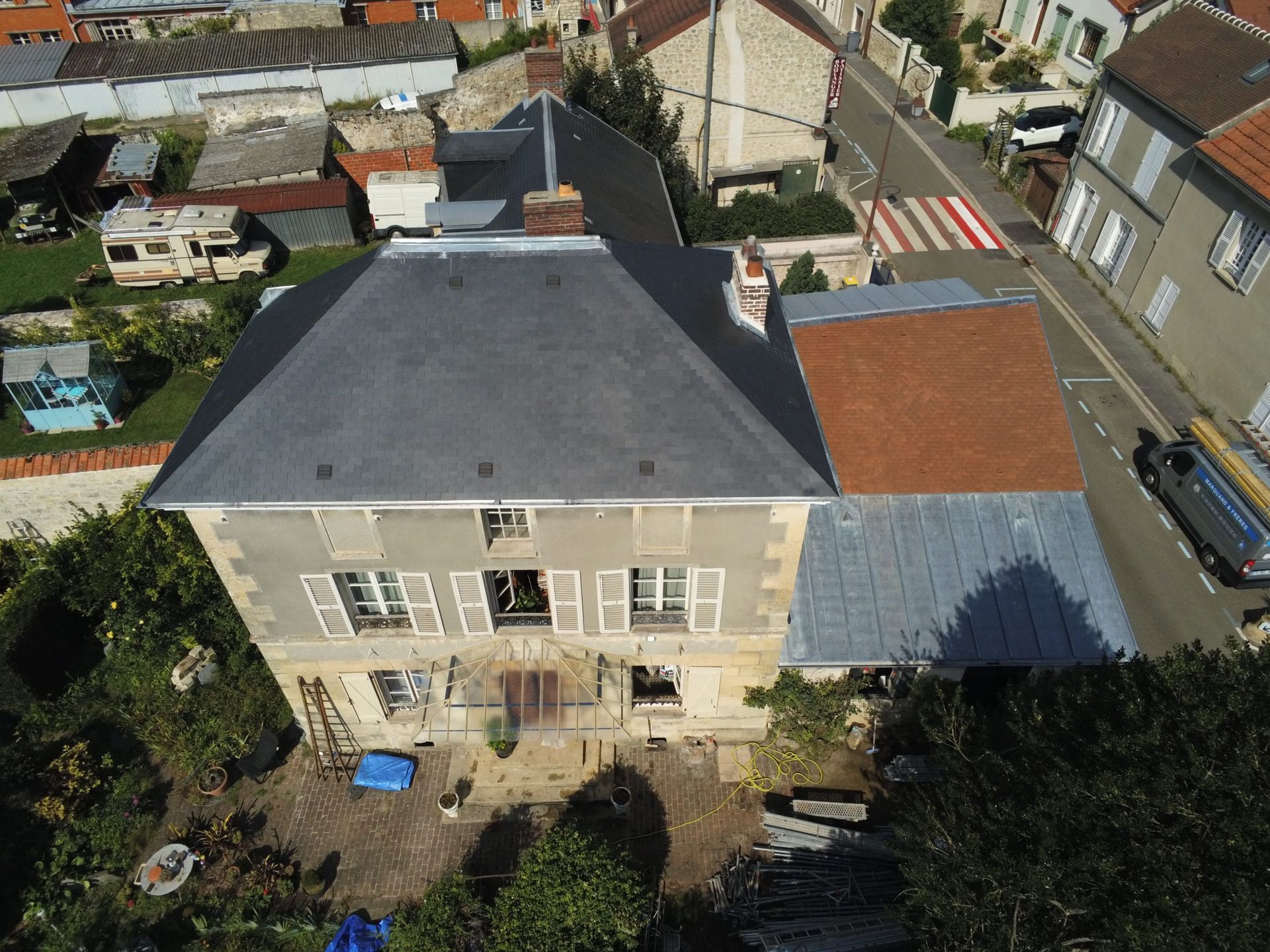 Plusieurs bâtiments au toit rénové