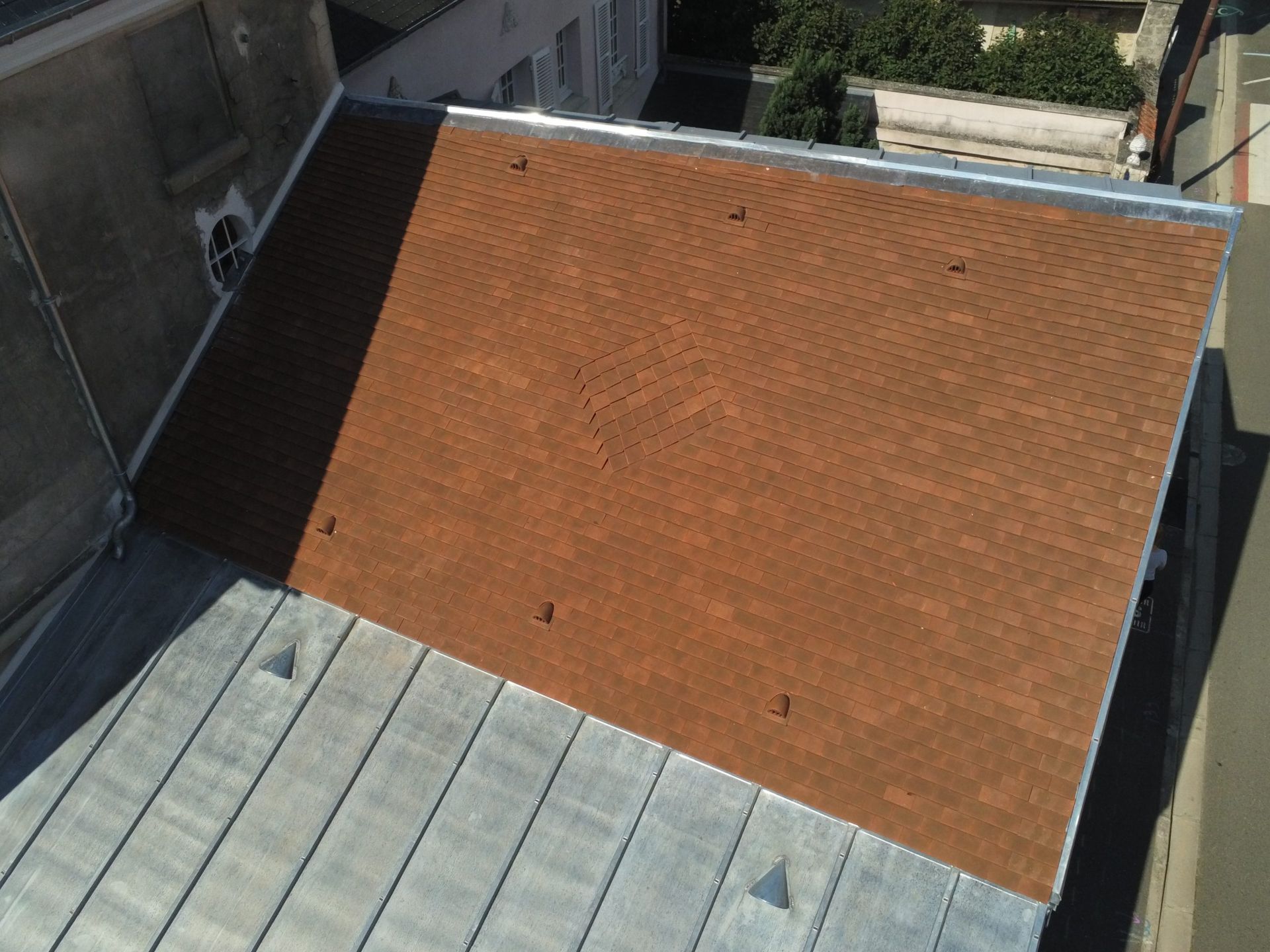 Petite toiture en tuiles plates