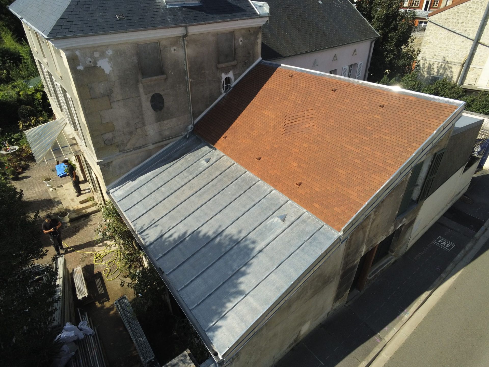 Toiture en tuiles plates et en zinc