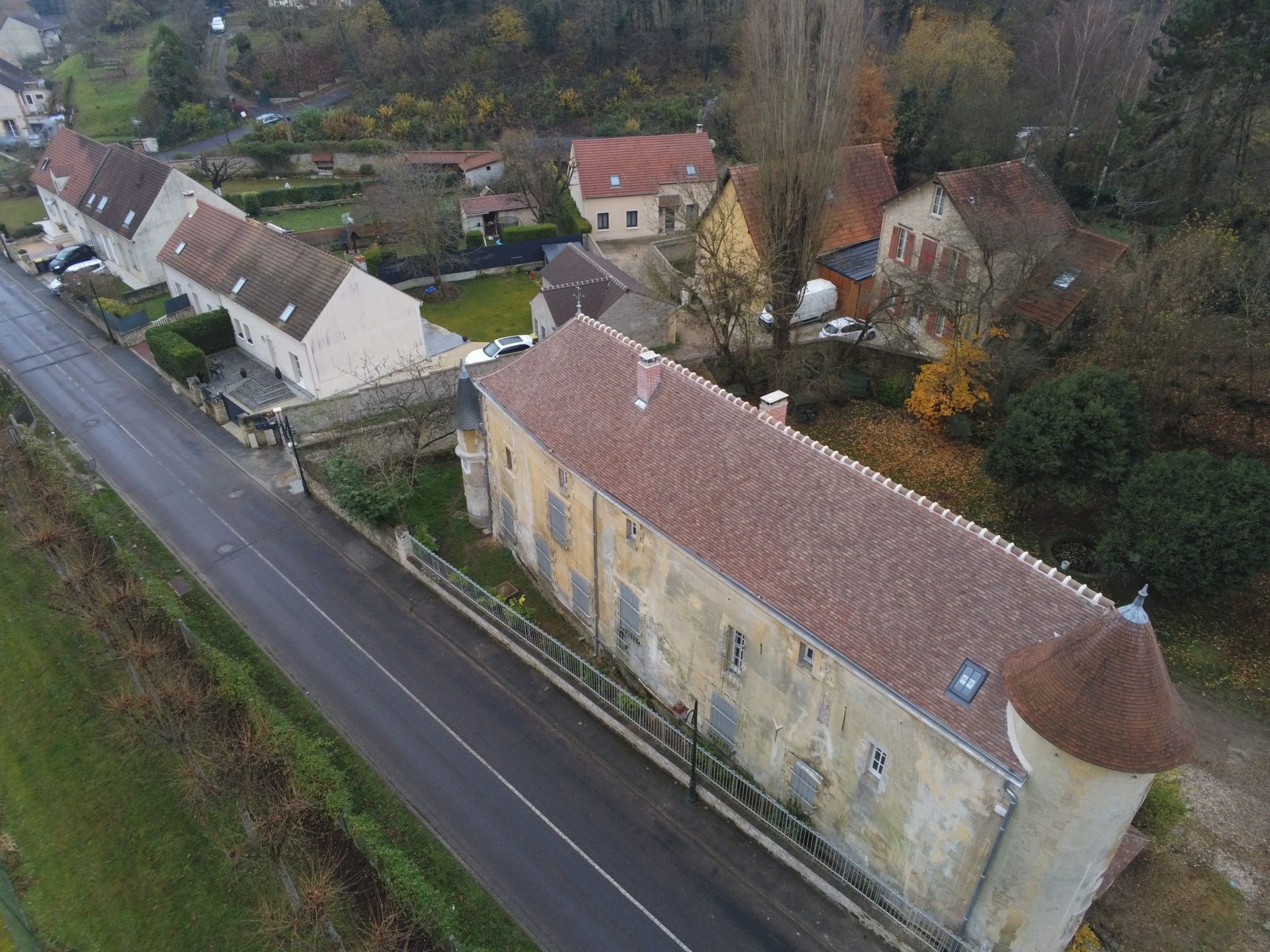 Belle toiture rénovée d'un grand bâtiment ancien