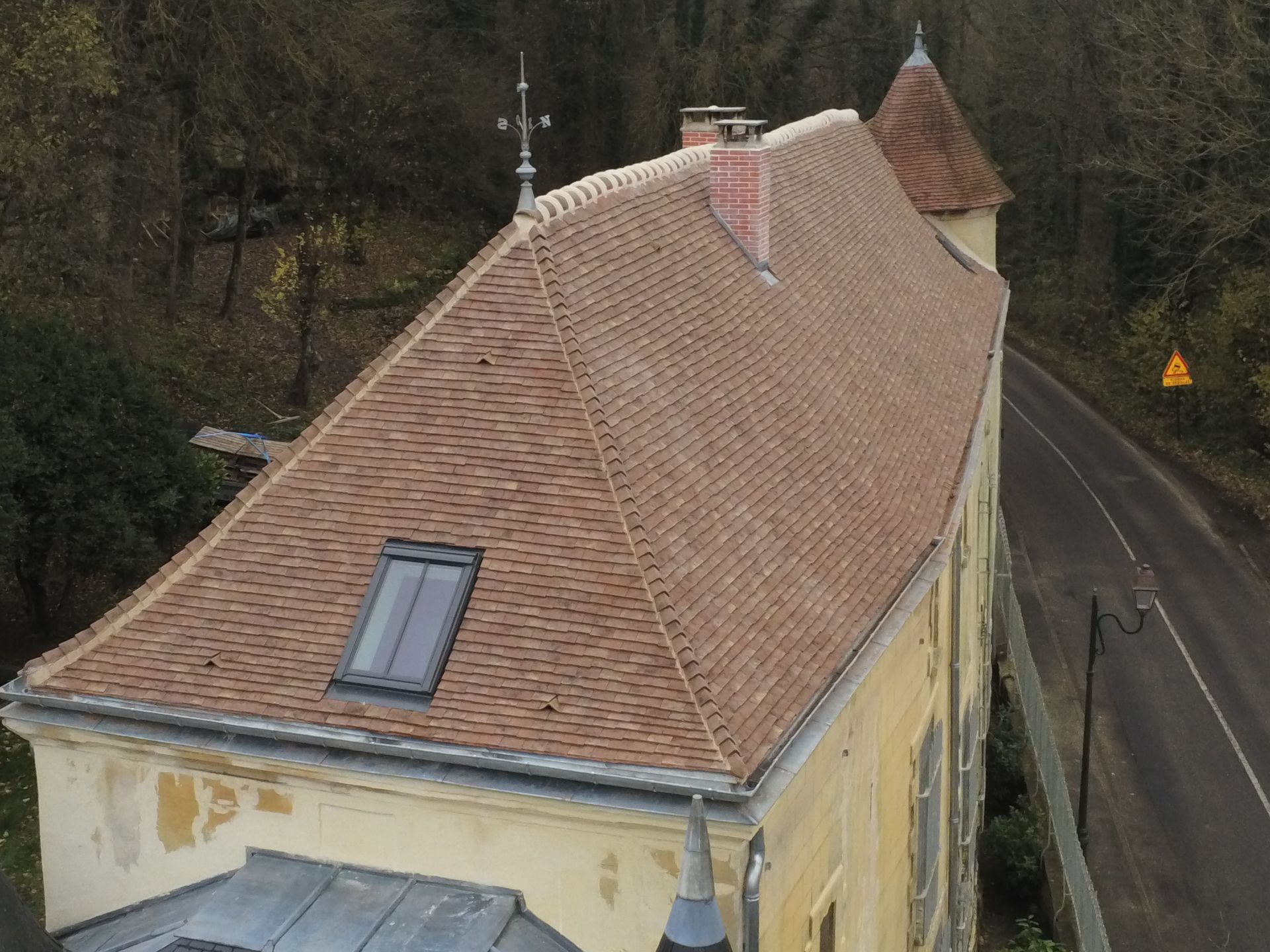 Grande toiture ancienne en tuiles entièrement refaite