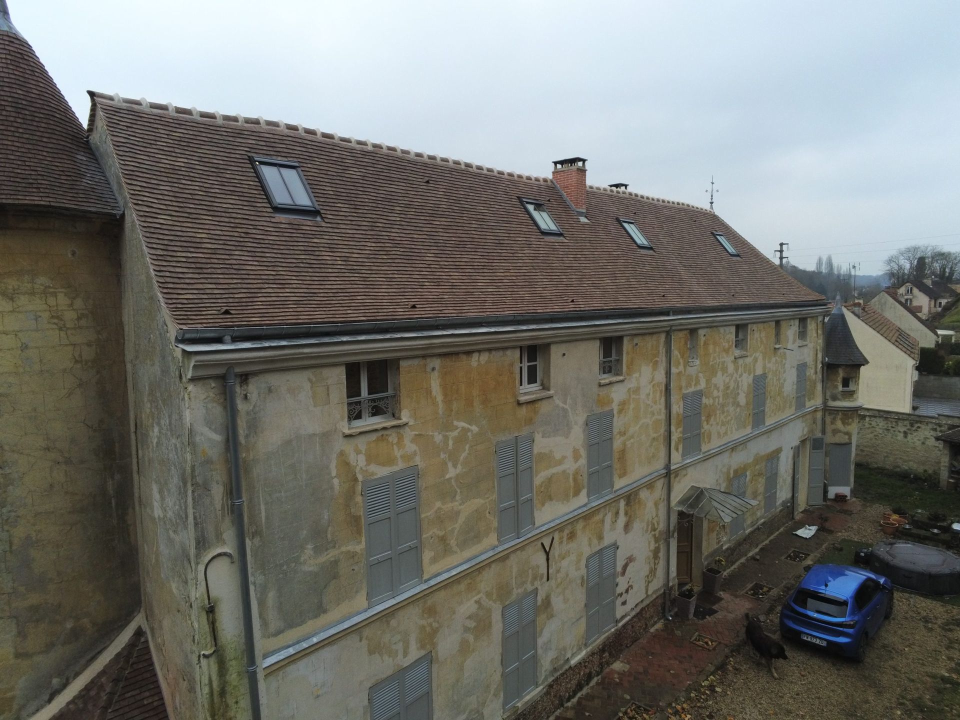 Travaux de couverture sur le toit d'une très grande maison