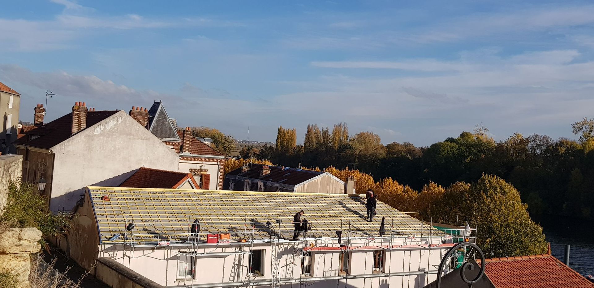 Pose du support de couverture sur le toit d'une maison