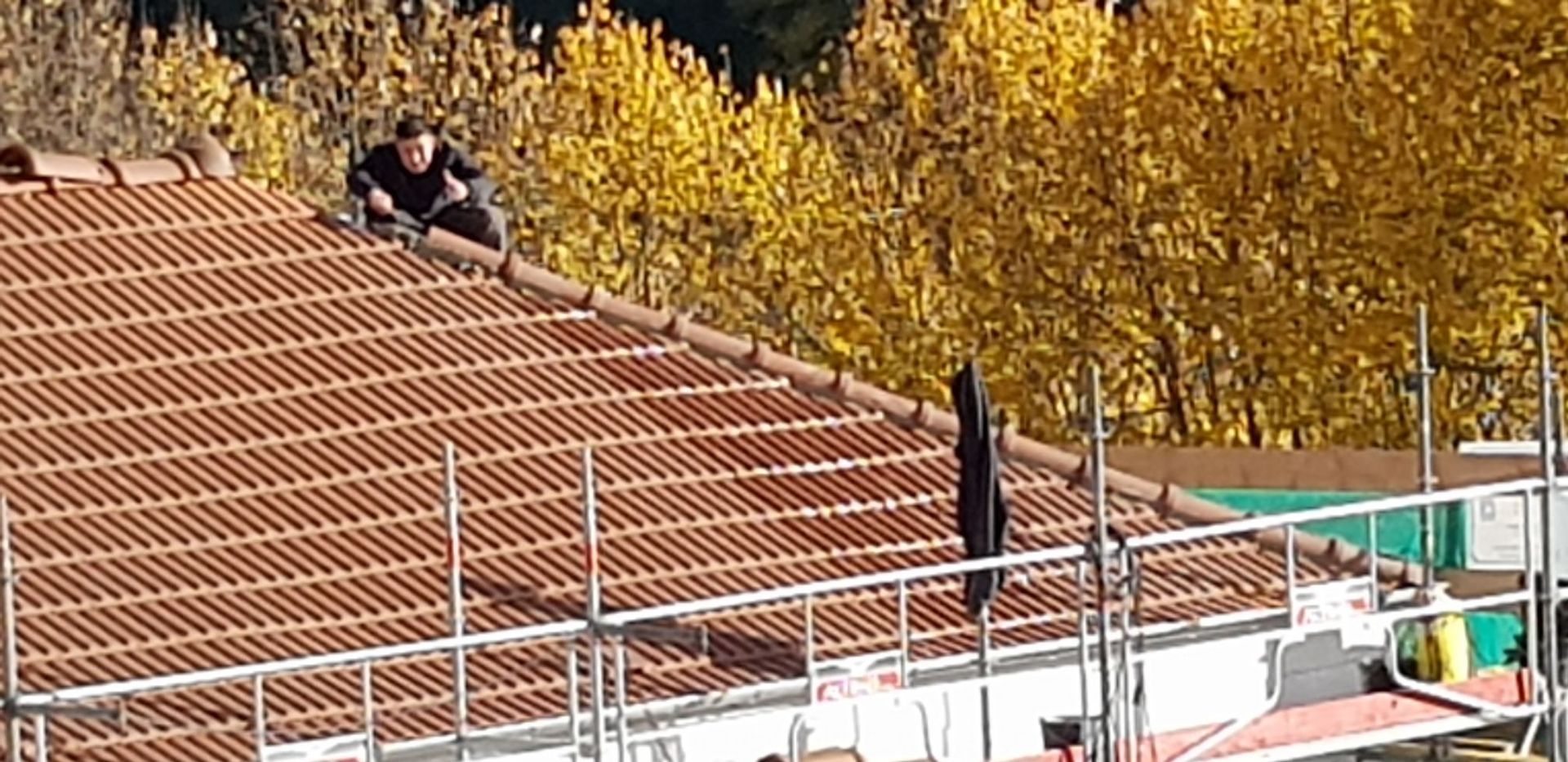 Échafaudages installés pour rénover une couverture de toit