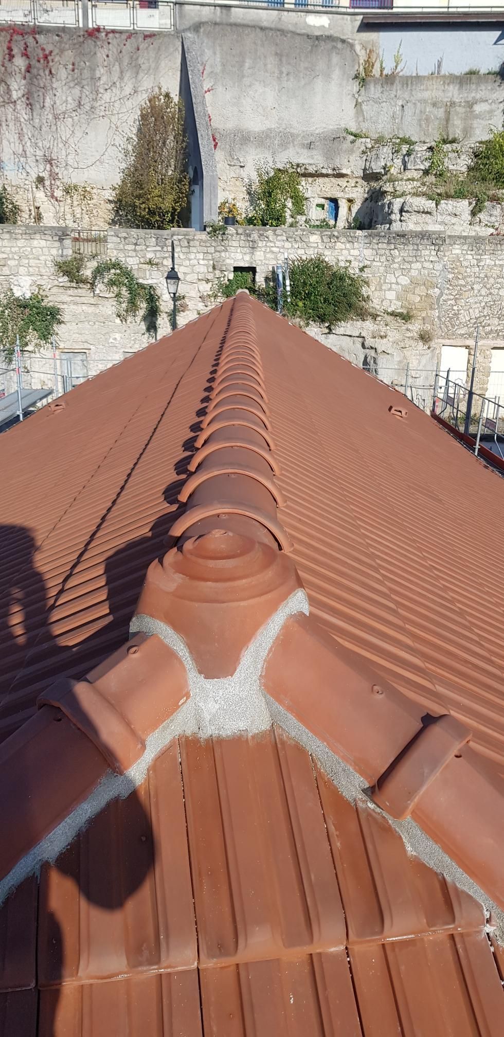 Beau faîtage de toiture en tuiles