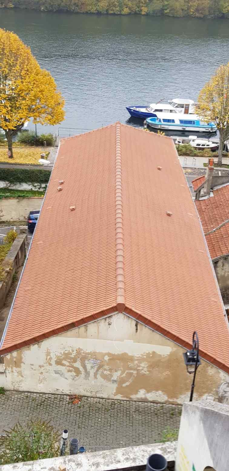 Toit d'une maison près d'un point d'eau