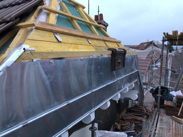 Travaux de zinguerie pour étanchéité du toit