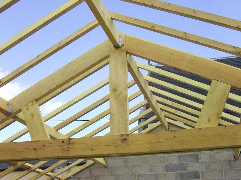 Charpente en bois au dessus d'un mur en parpaing