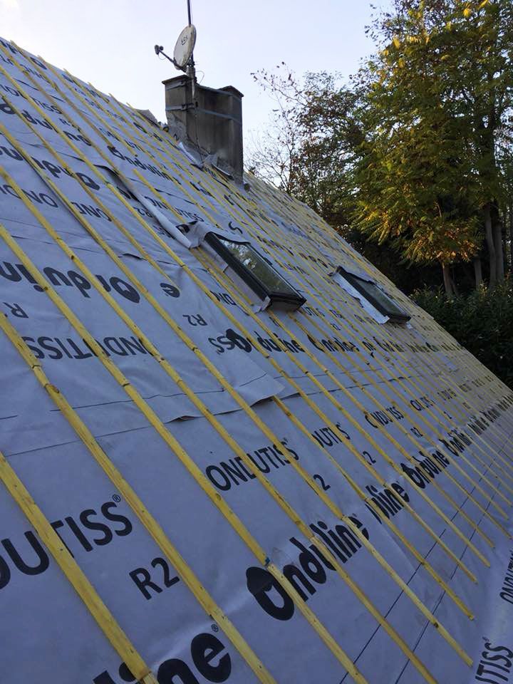 Pose d'un écran de sous-toiture