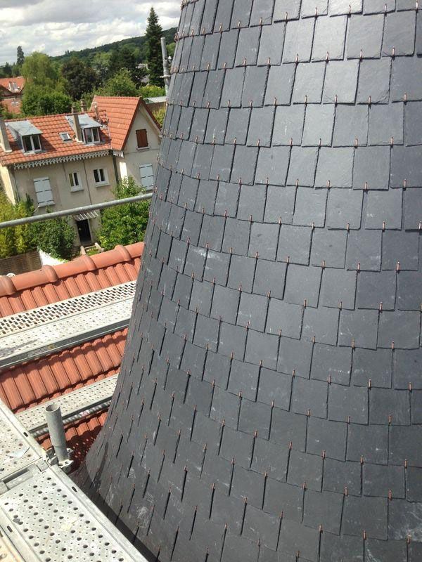 Pose des ardoises pour rénover une tour