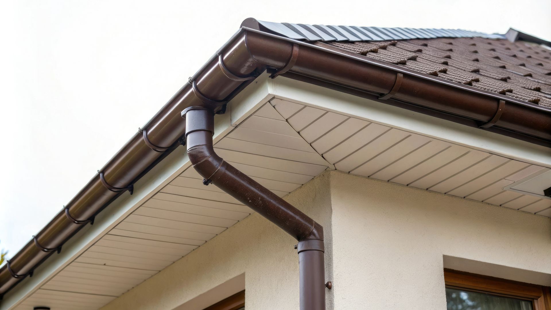 Gouttière en PVC de couleur marron